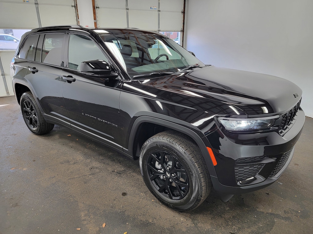 New 2025 Jeep Grand Cherokee Laredo Sport Utility