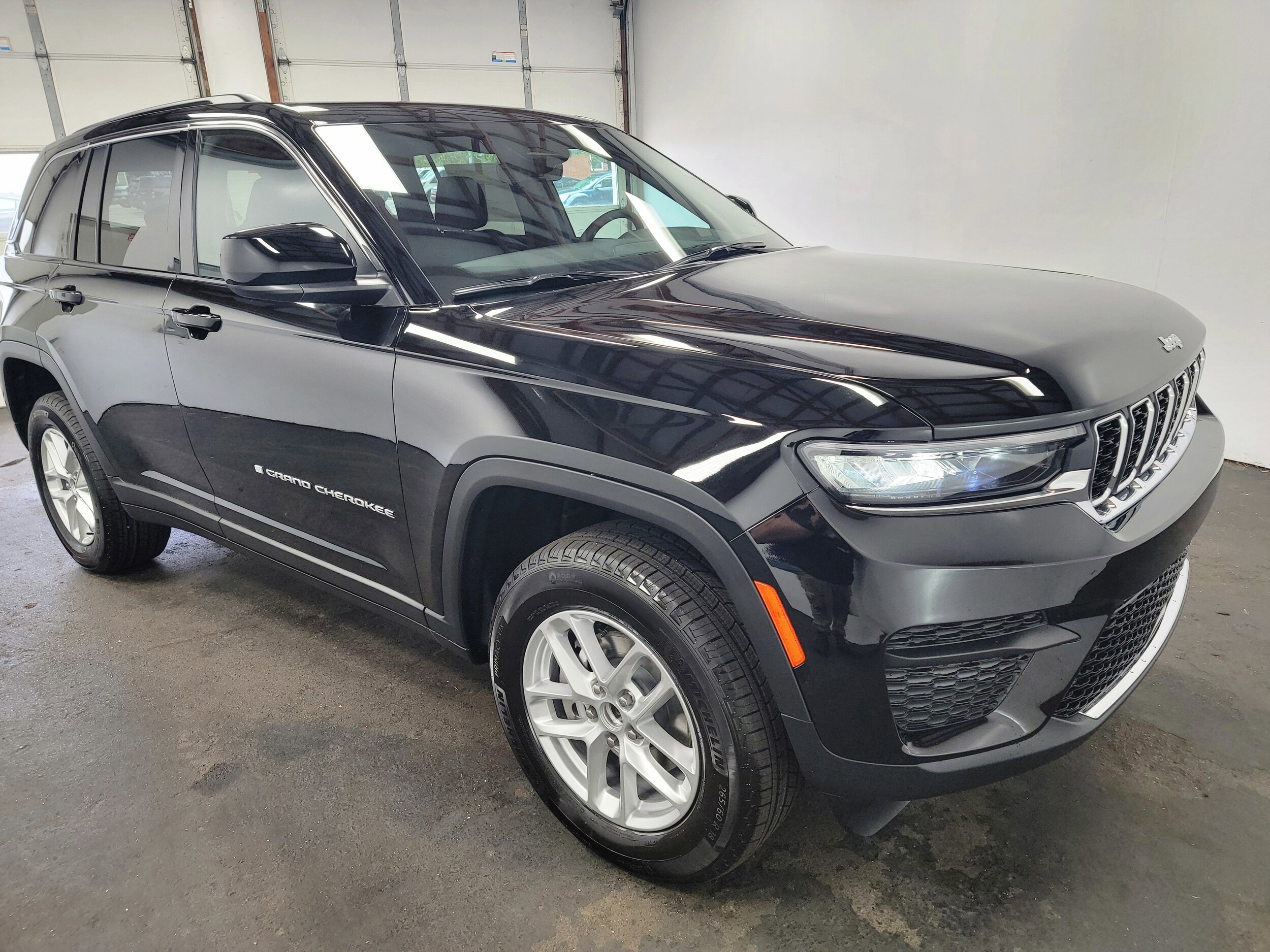 2025 Jeep Grand Cherokee Laredo photo 3