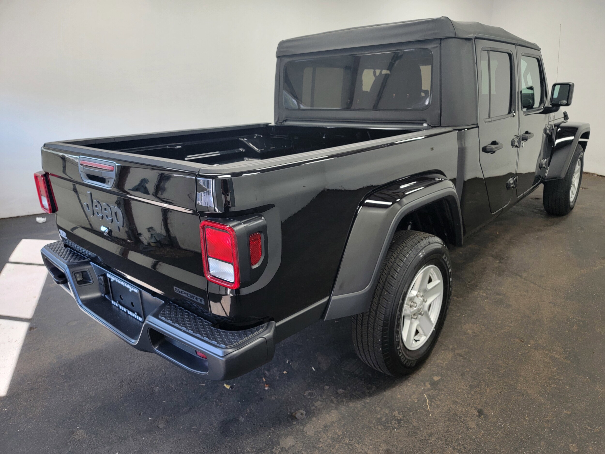2021 Jeep Gladiator Sport S photo 3