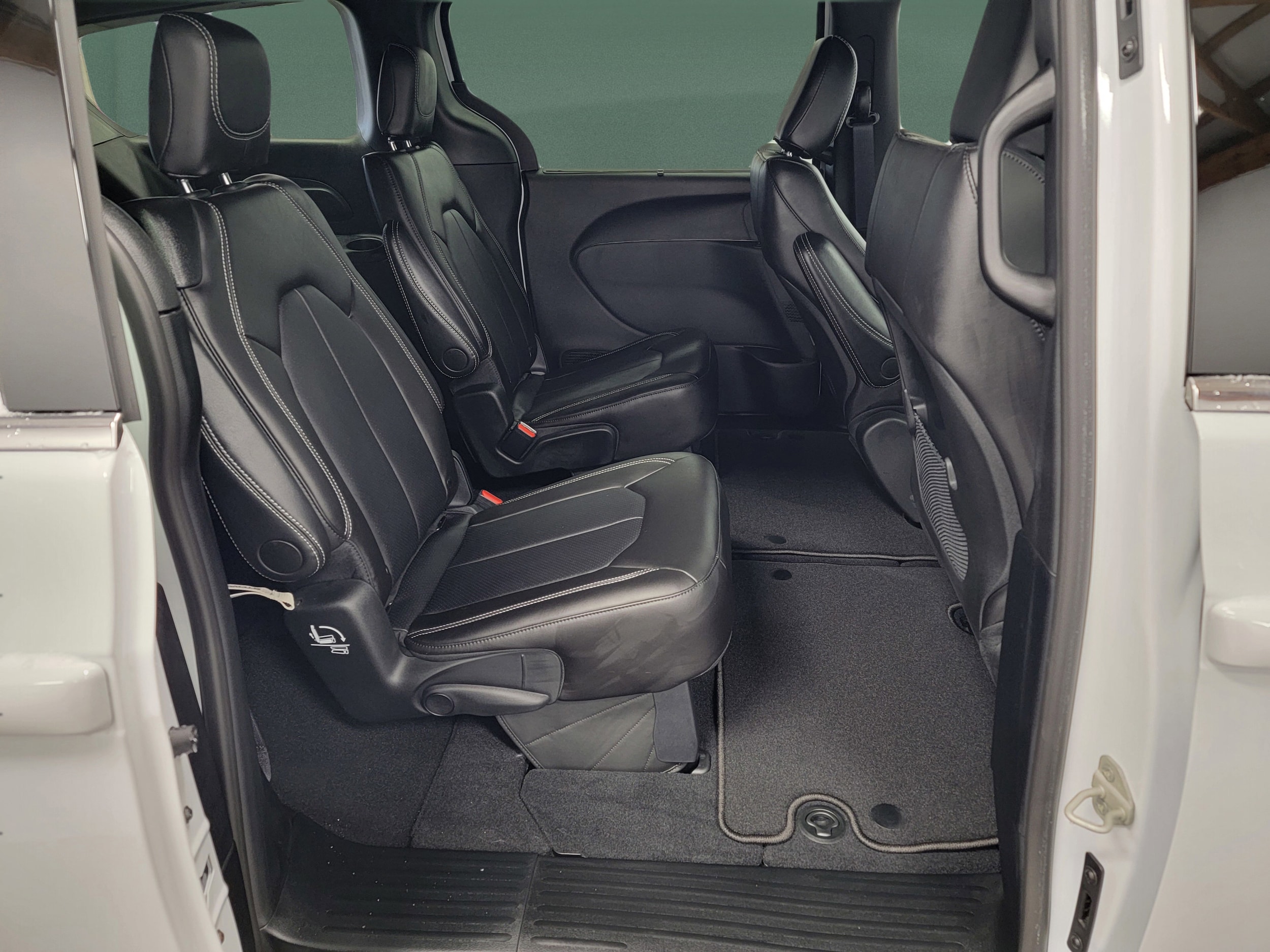 2026 Chrysler Voyager LX - Photo 8