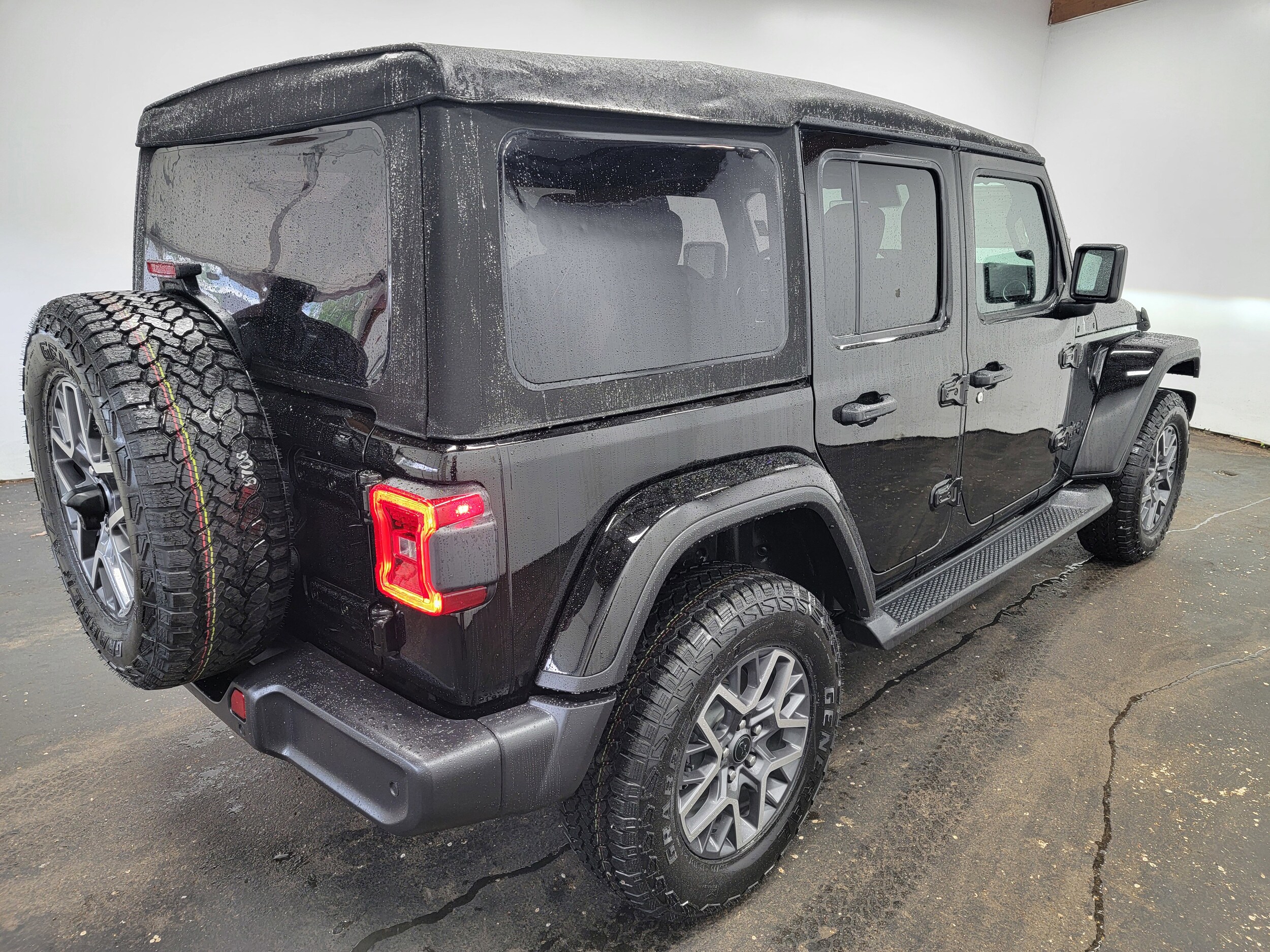 2025 Jeep Wrangler Sahara photo 3