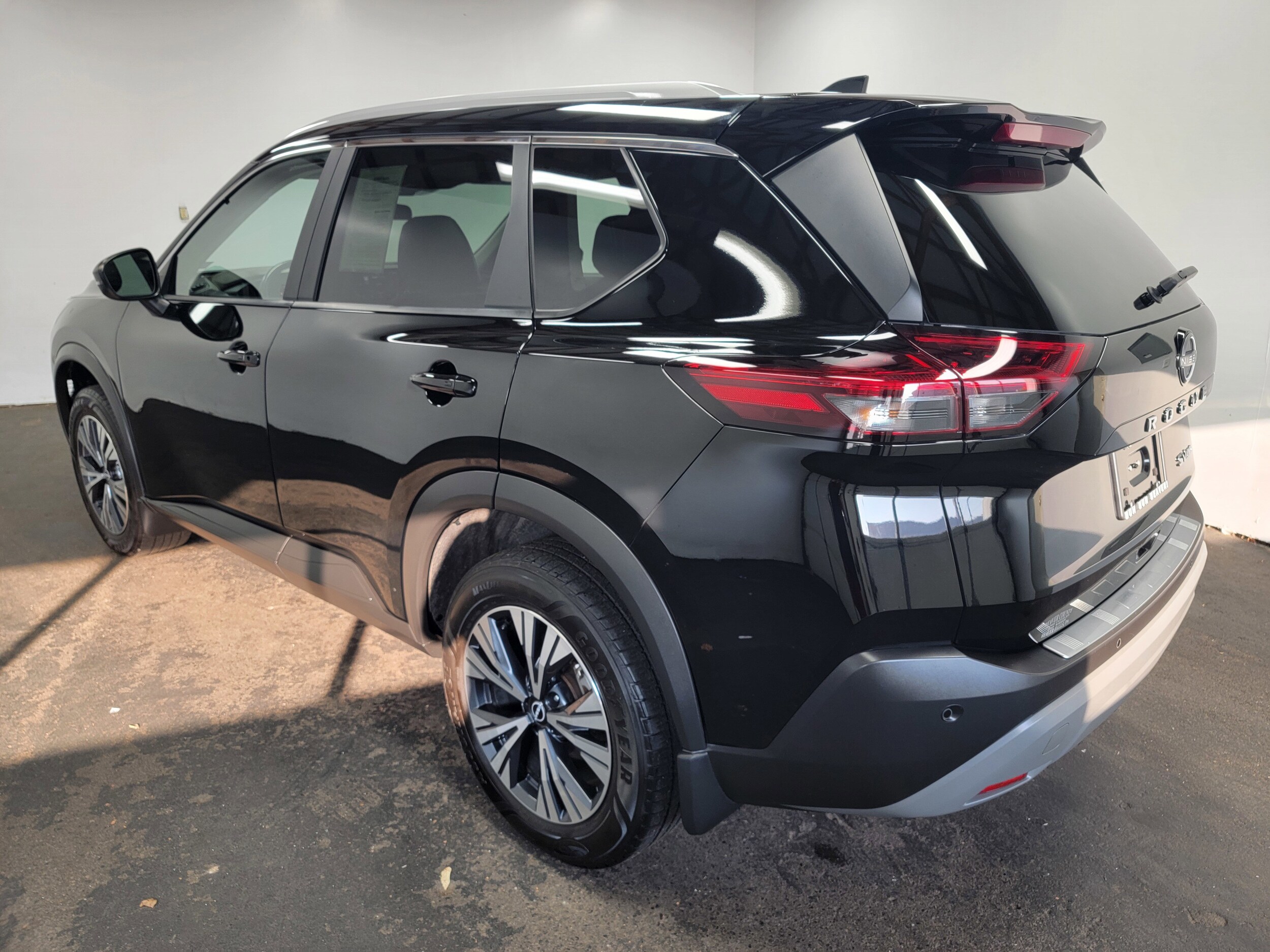 2023 Nissan Rogue SV photo 2