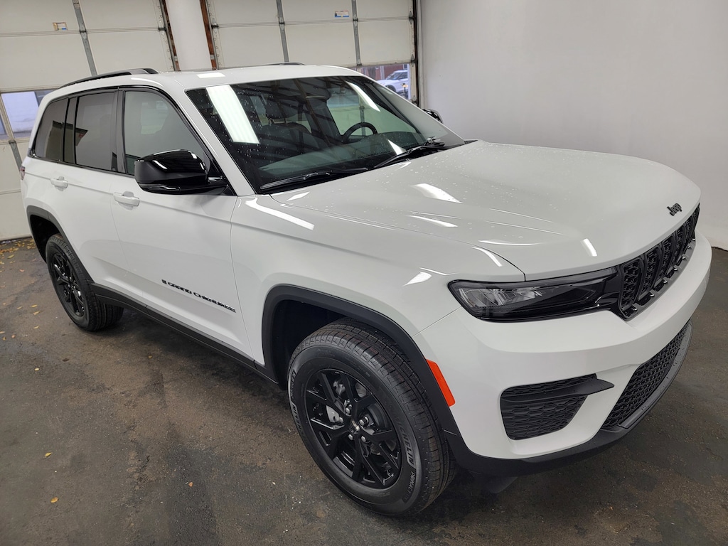 New 2025 Jeep Grand Cherokee Laredo Sport Utility