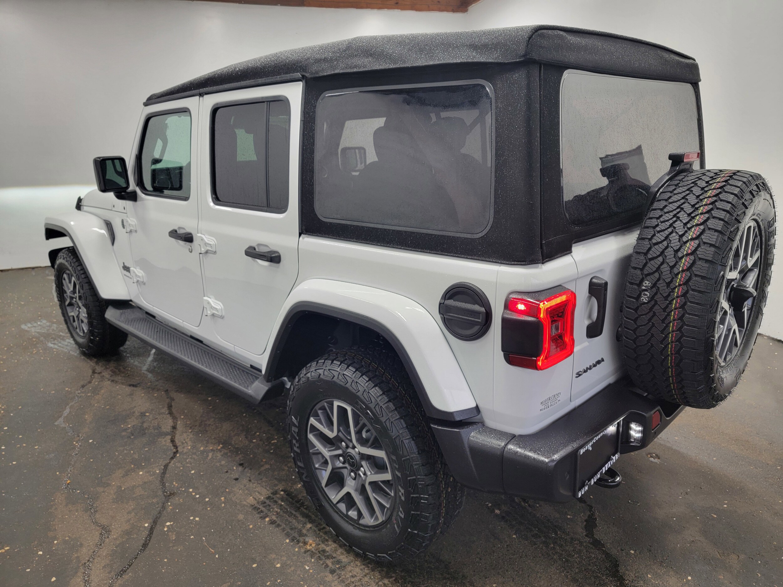 2025 Jeep Wrangler Sahara photo 2