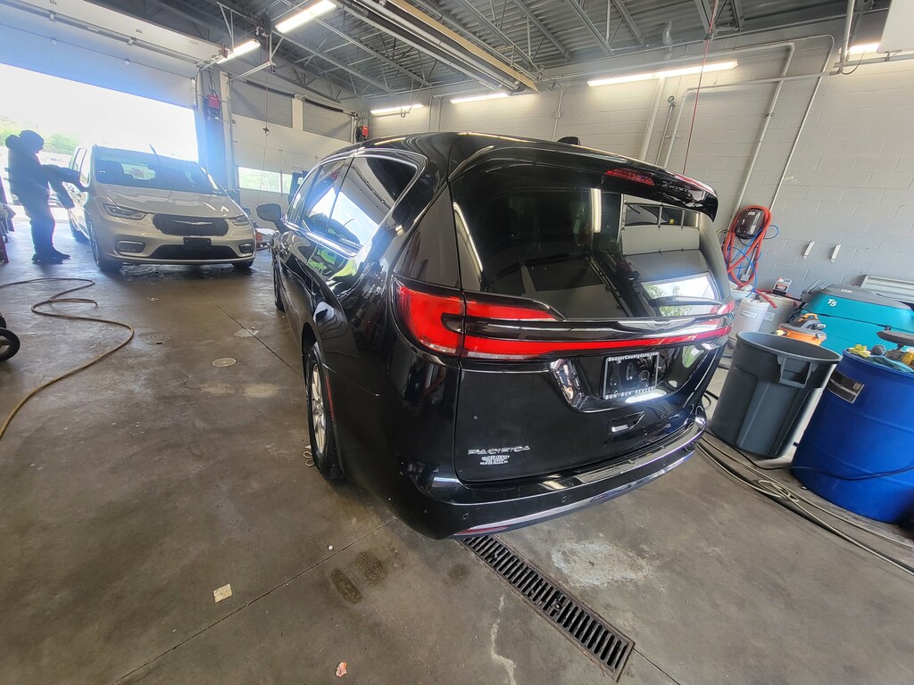 Used 2025 Chrysler Pacifica Select Select FWD