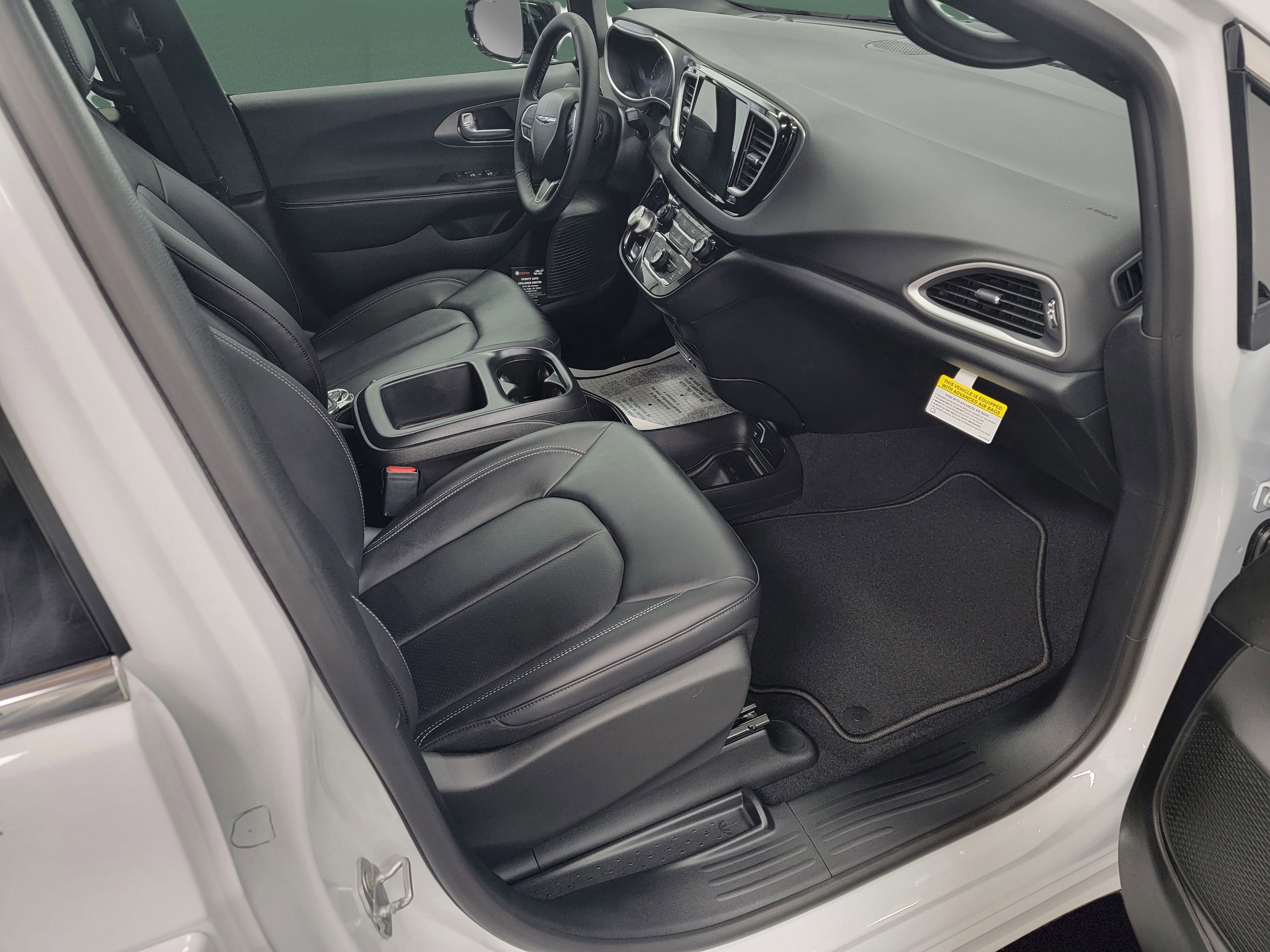 2026 Chrysler Voyager LX - Photo 6