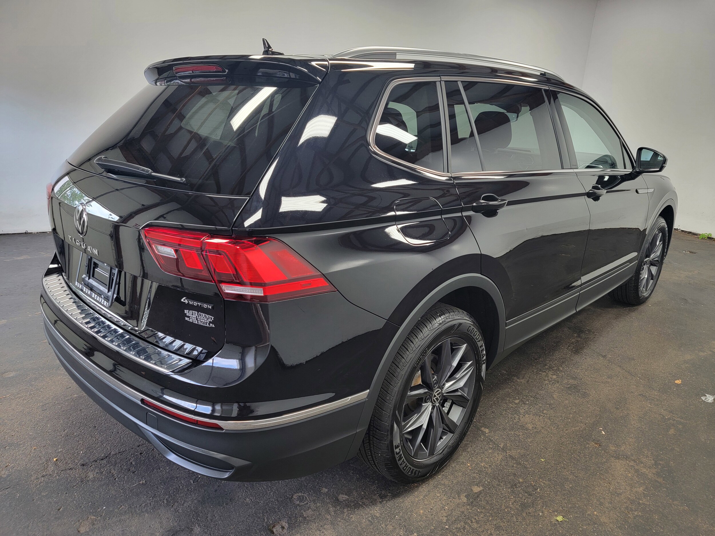 2022 Volkswagen Tiguan SE photo 3