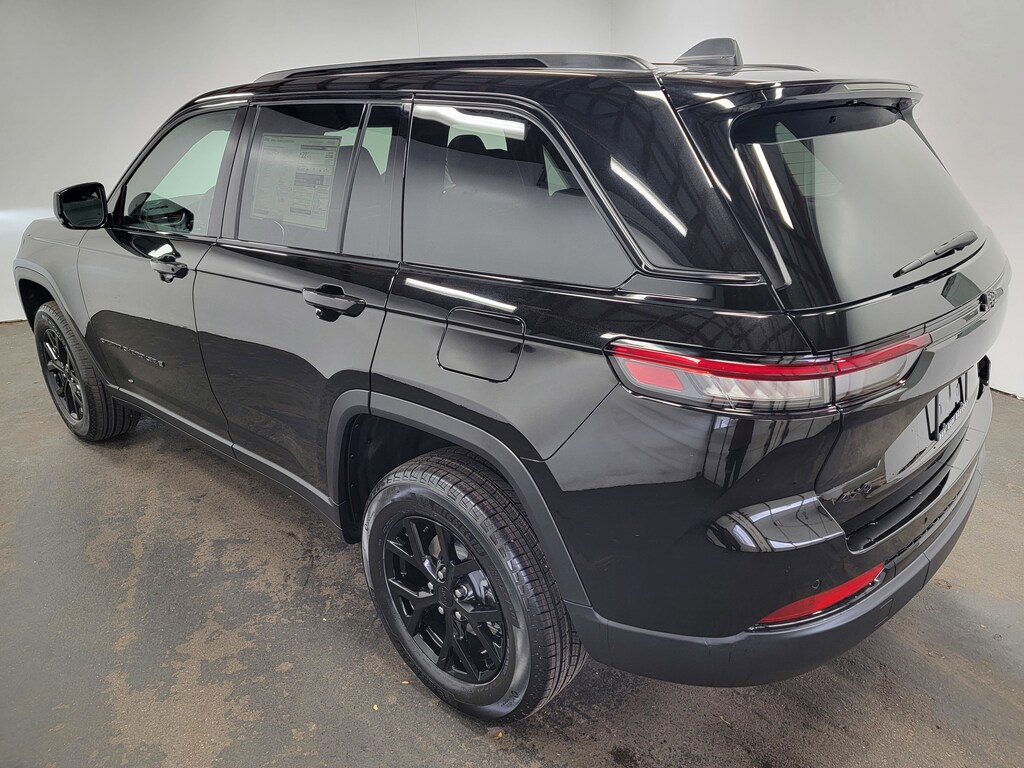 New 2025 Jeep Grand Cherokee Laredo Sport Utility