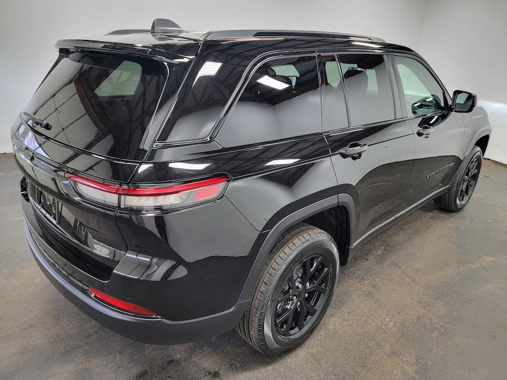 New 2025 Jeep Grand Cherokee Laredo Sport Utility