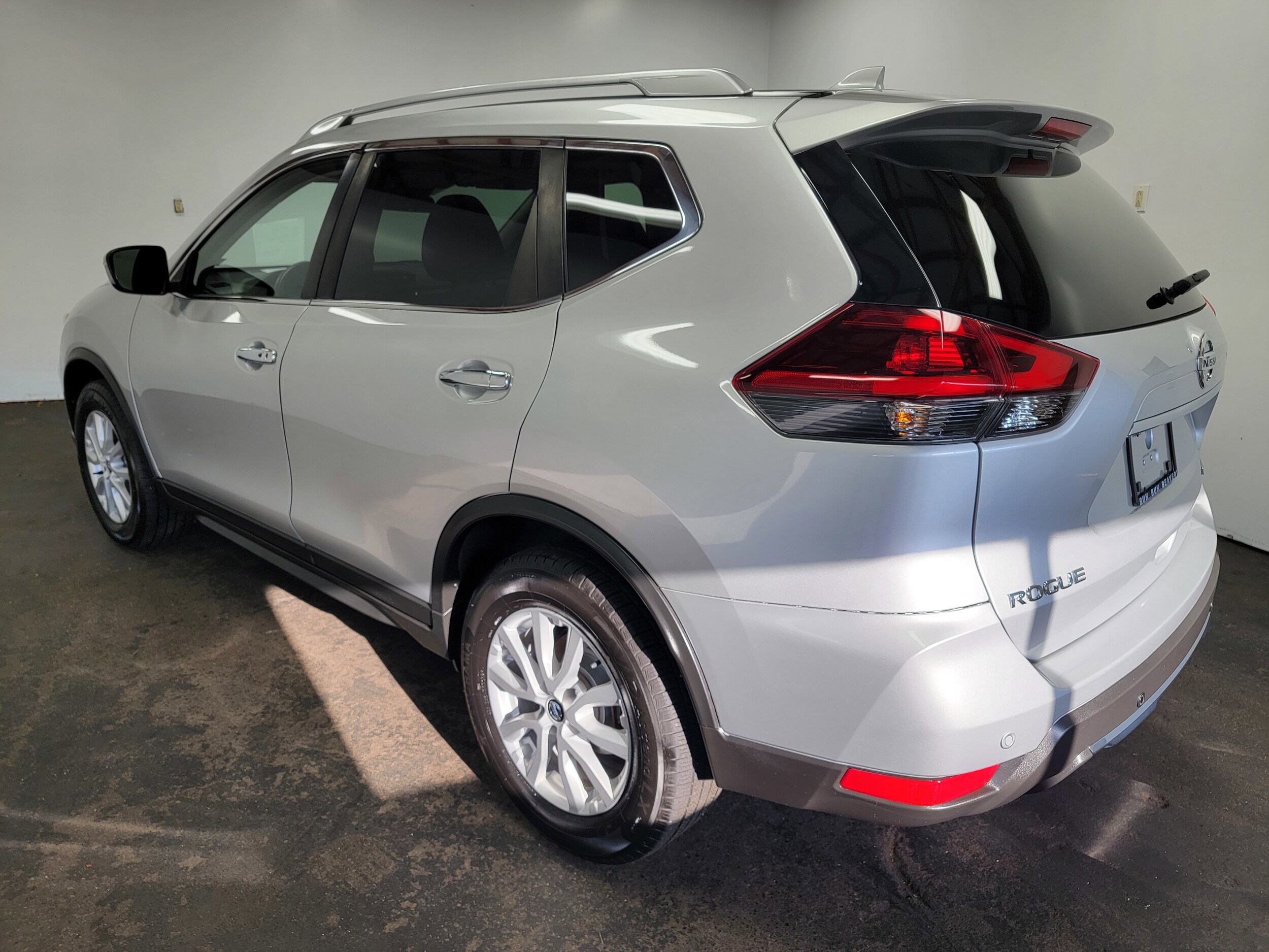 2019 Nissan Rogue SV photo 2