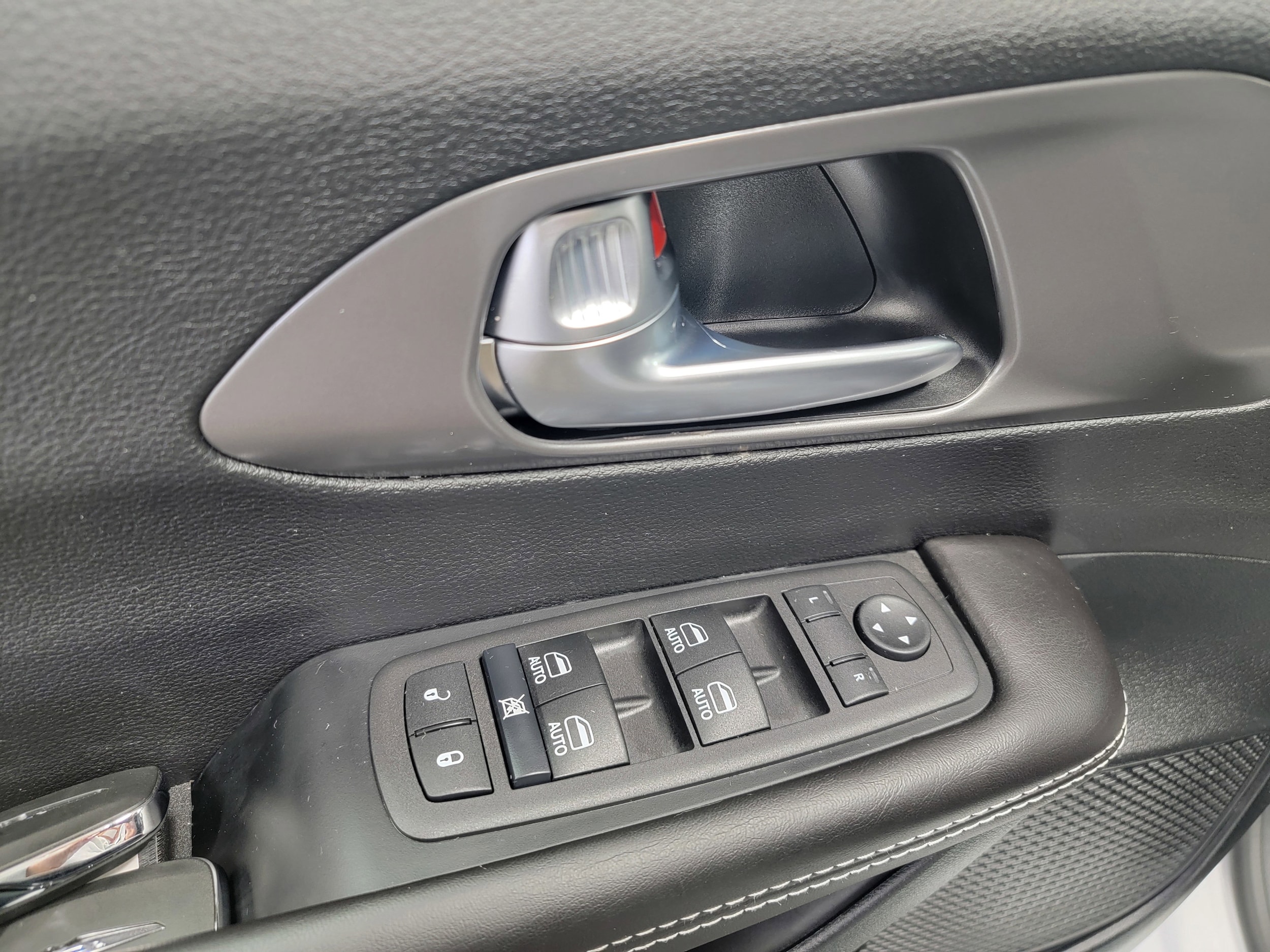 2026 Chrysler Voyager LX - Photo 25