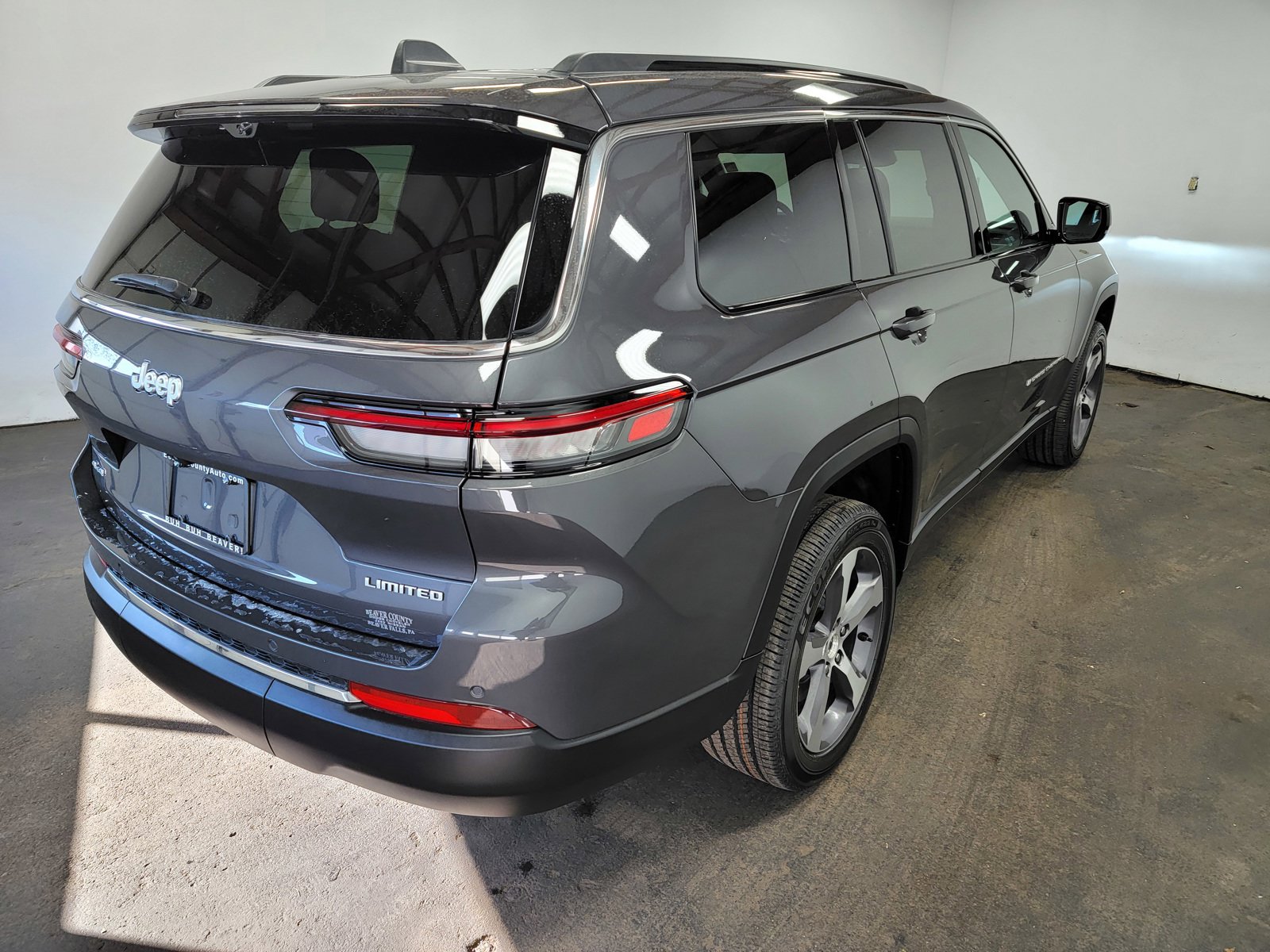 2025 Jeep Grand Cherokee Limited photo 3