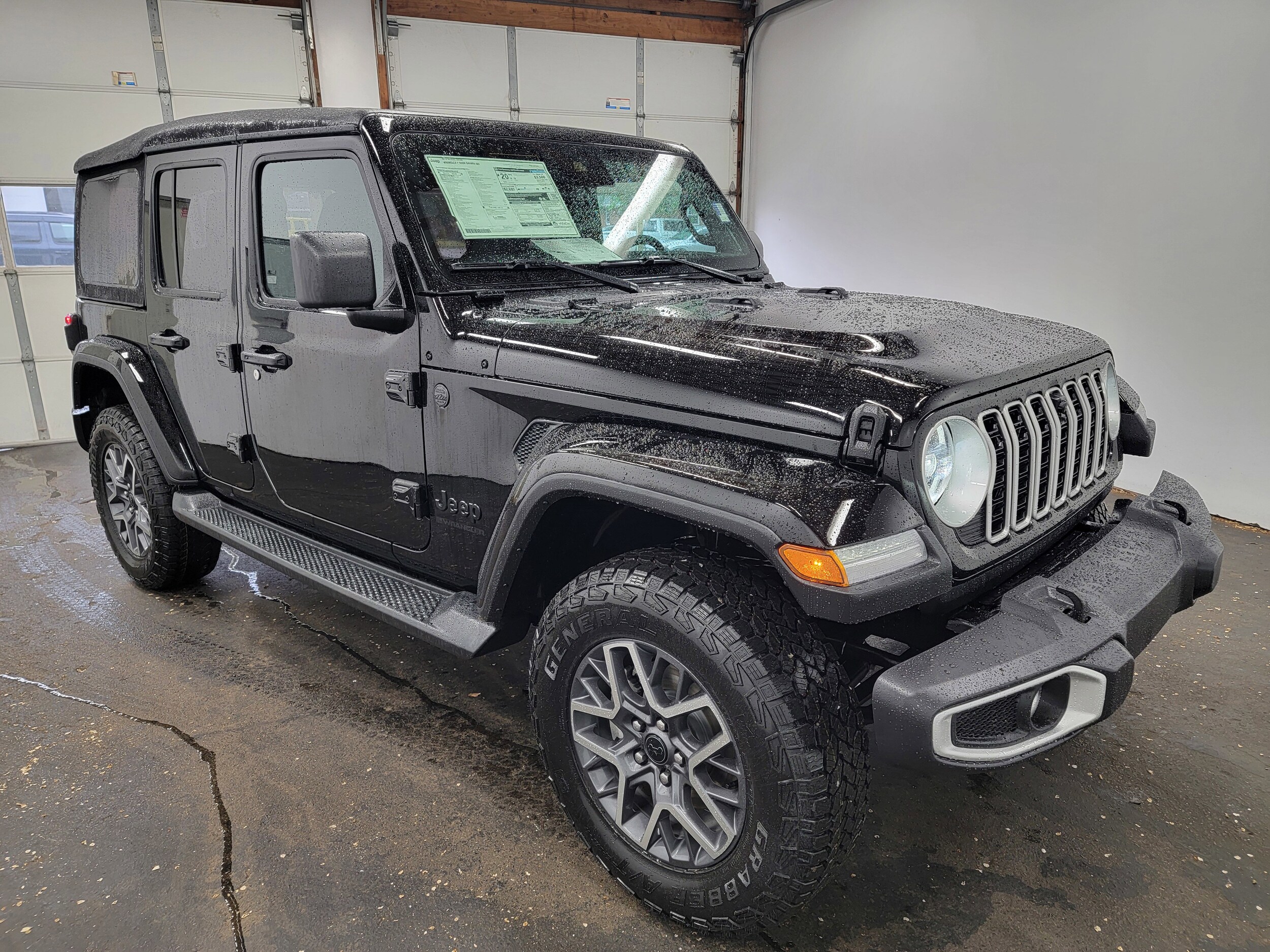 2025 Jeep Wrangler Sahara photo 4