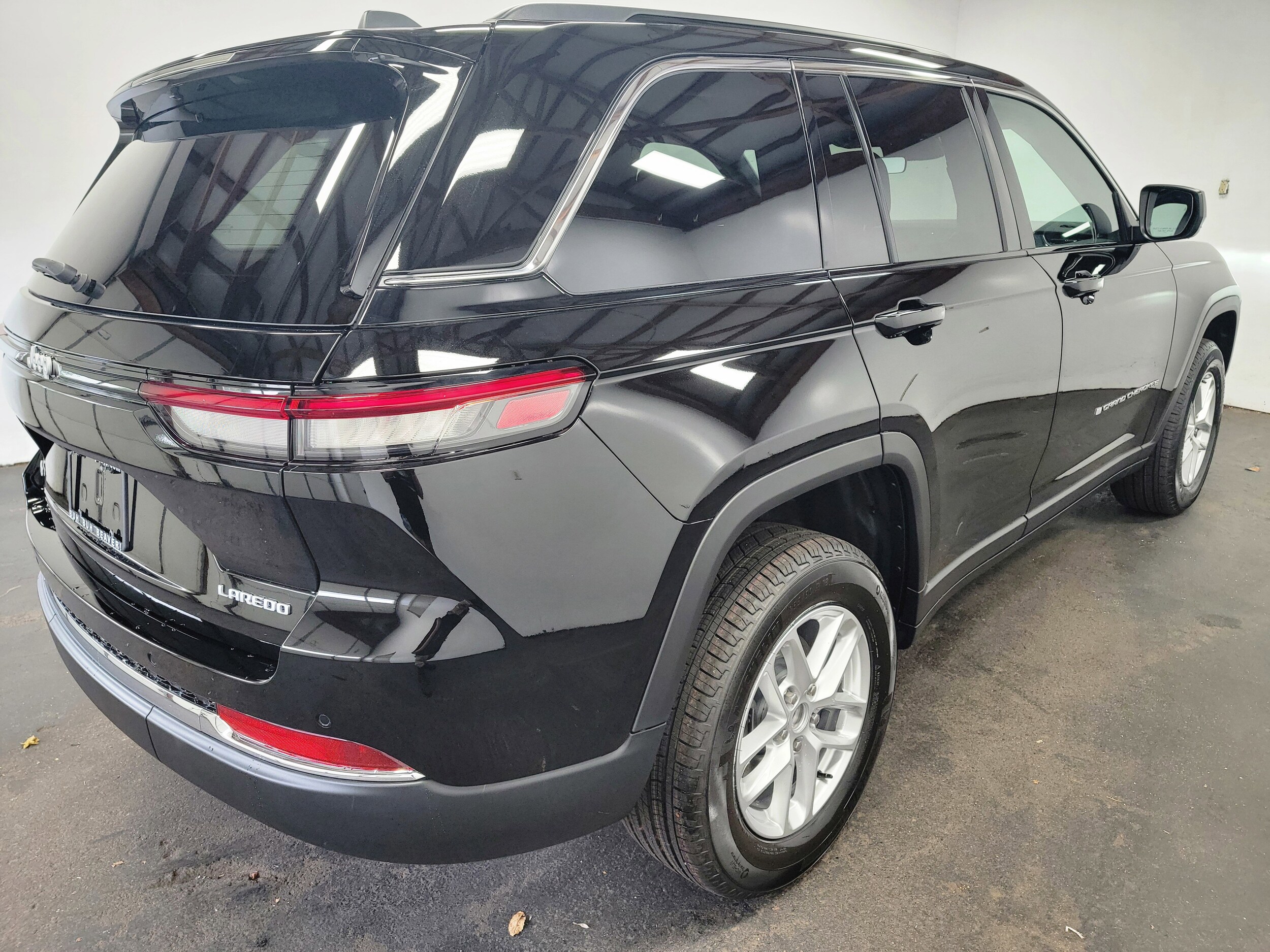 2025 Jeep Grand Cherokee Laredo photo 2