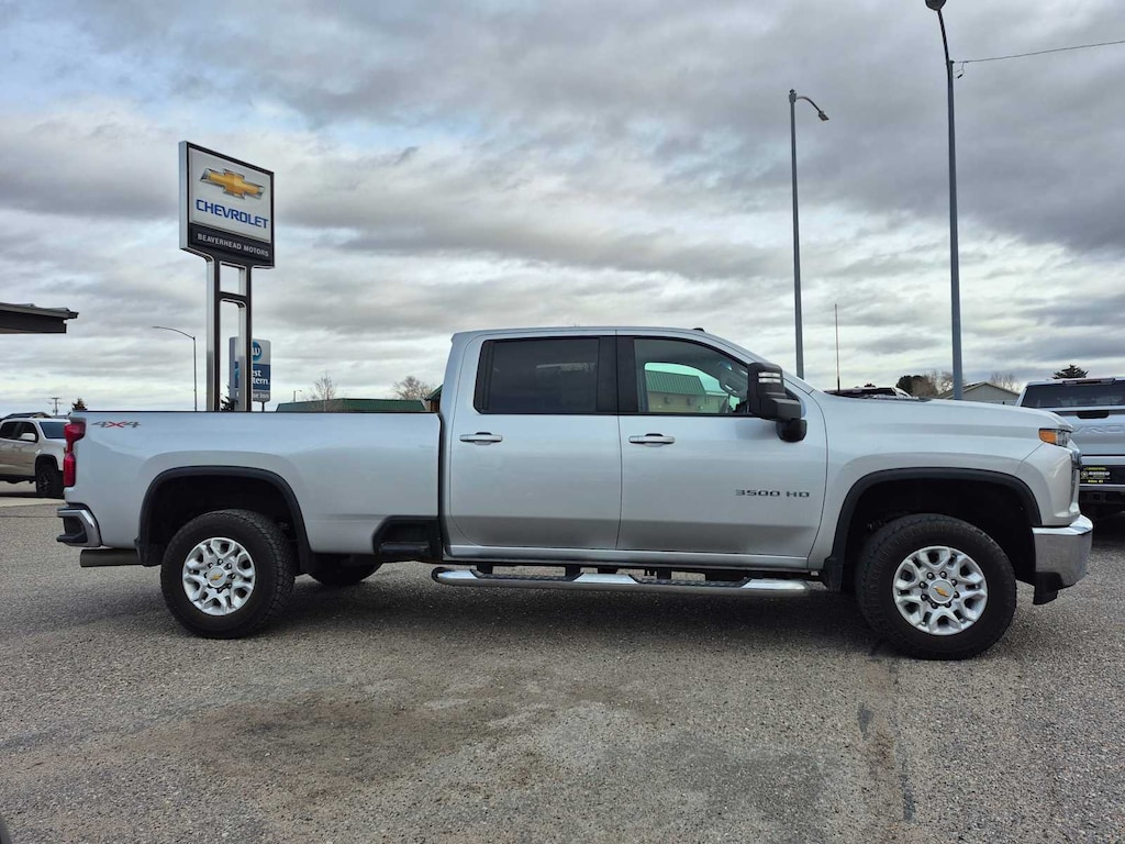 2022 Chevrolet Silverado 3500HD LT photo 2