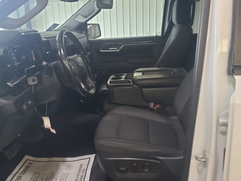 2022 Chevrolet Silverado 1500 RST photo 2