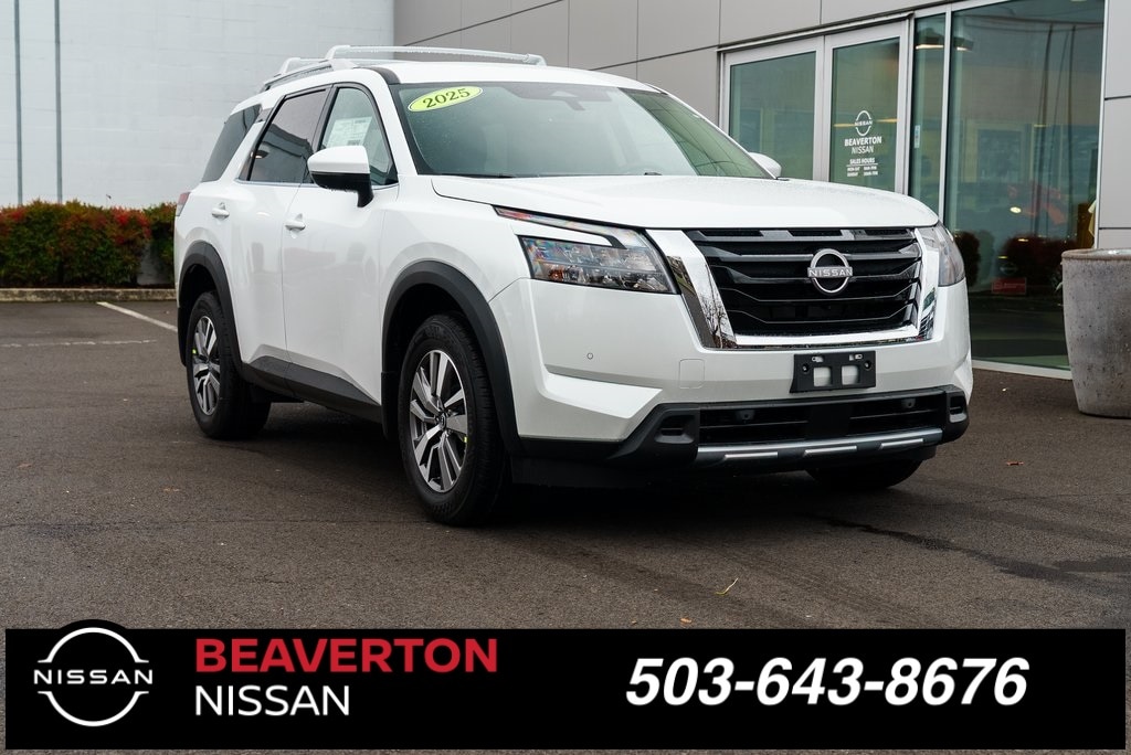 2025 Nissan Pathfinder SL's photo