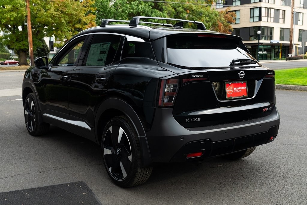 2026 Nissan Kicks SR photo 2