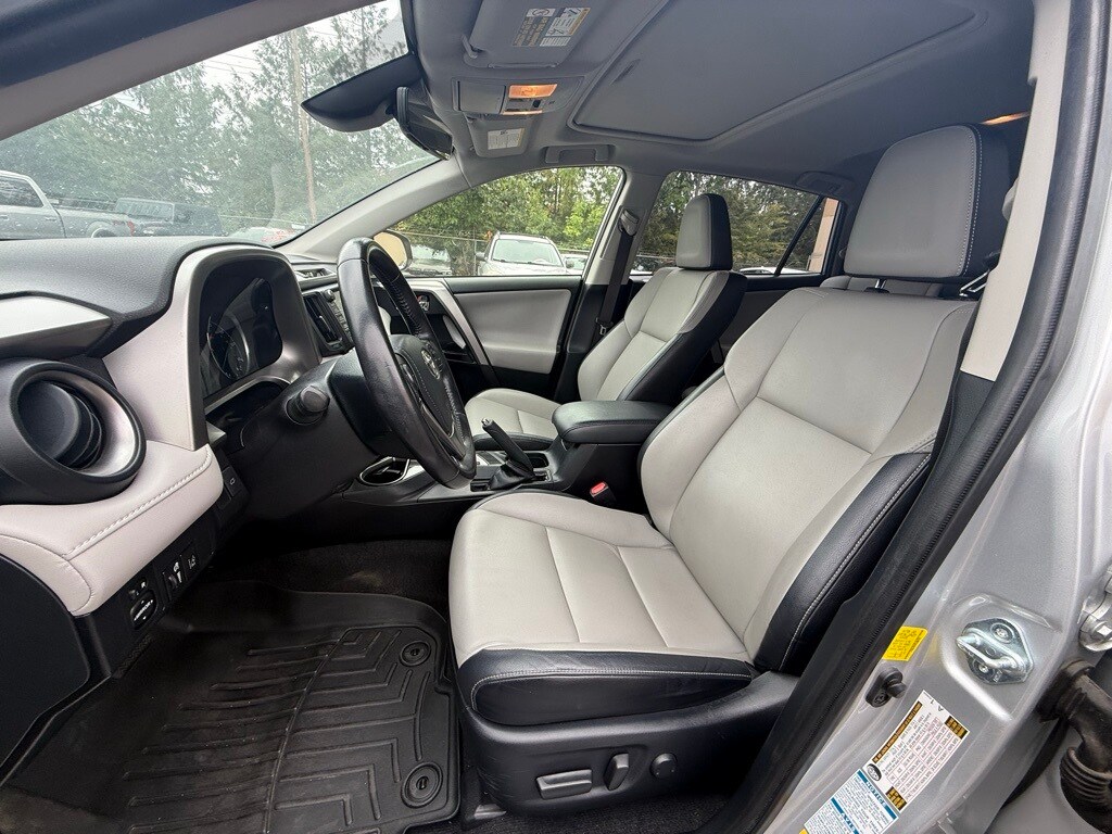 2016 Toyota RAV4 Hybrid Limited photo 4