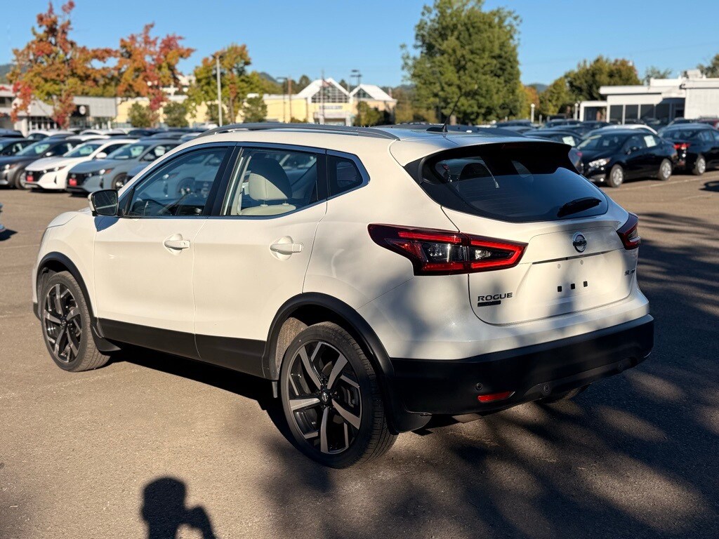 2022 Nissan Rogue Sport SL photo 2