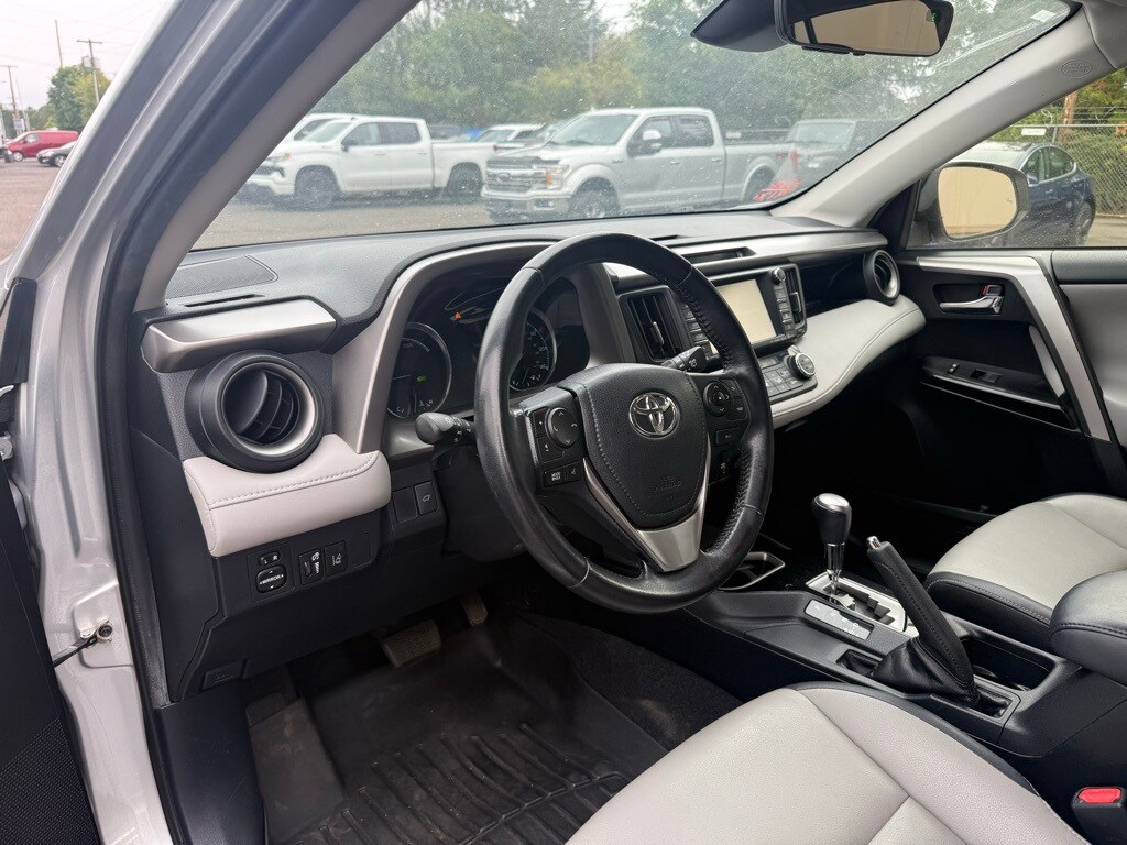 2016 Toyota RAV4 Hybrid Limited photo 3