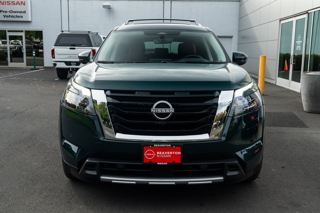 2025 Nissan Pathfinder Platinum photo 2