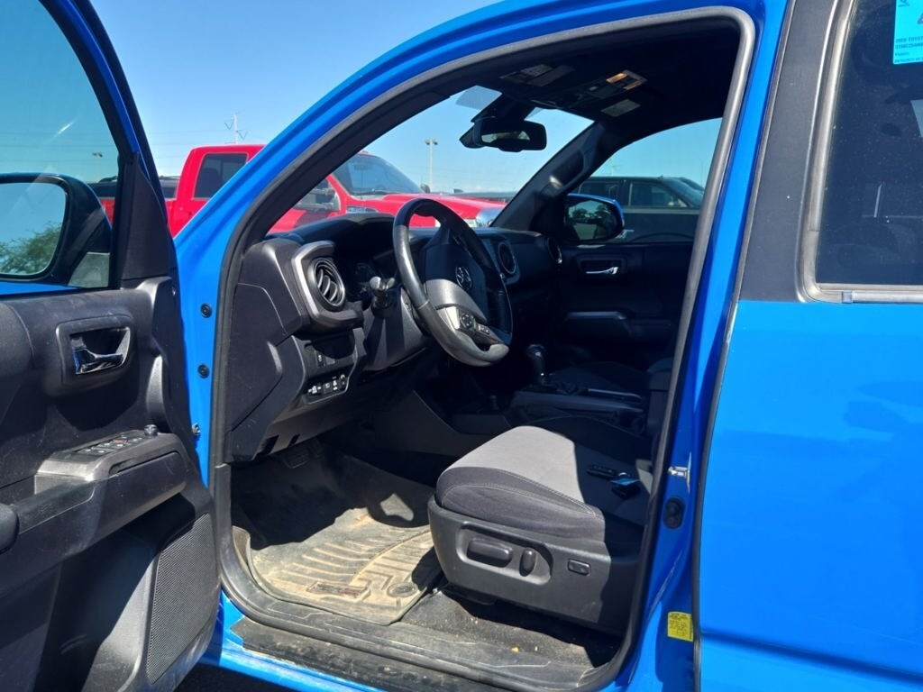 2020 Toyota Tacoma TRD Off-Road photo 2