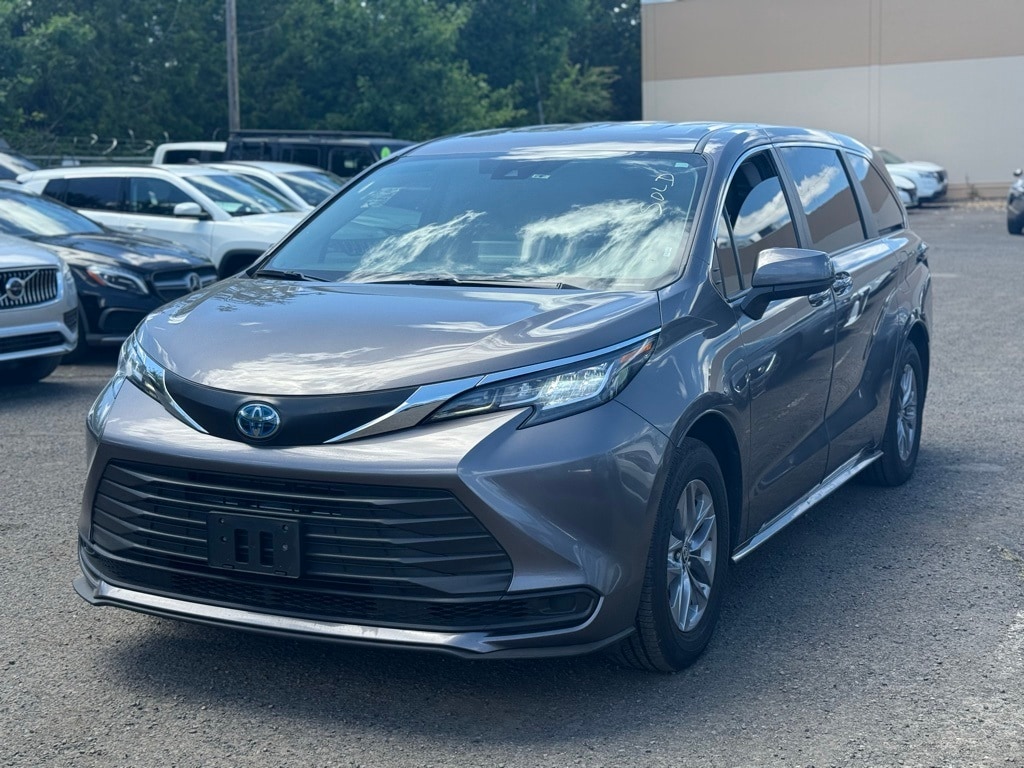 Used 2022 Toyota Sienna LE with VIN 5TDKSKFC6NS069991 for sale in Beaverton, OR