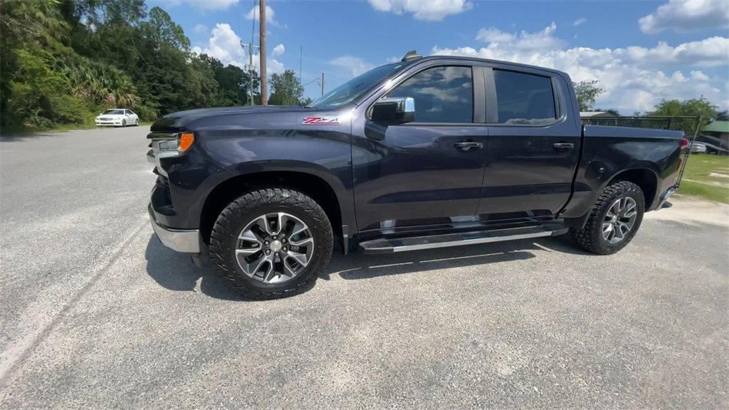 2023 Chevrolet Silverado 1500 LT photo 3