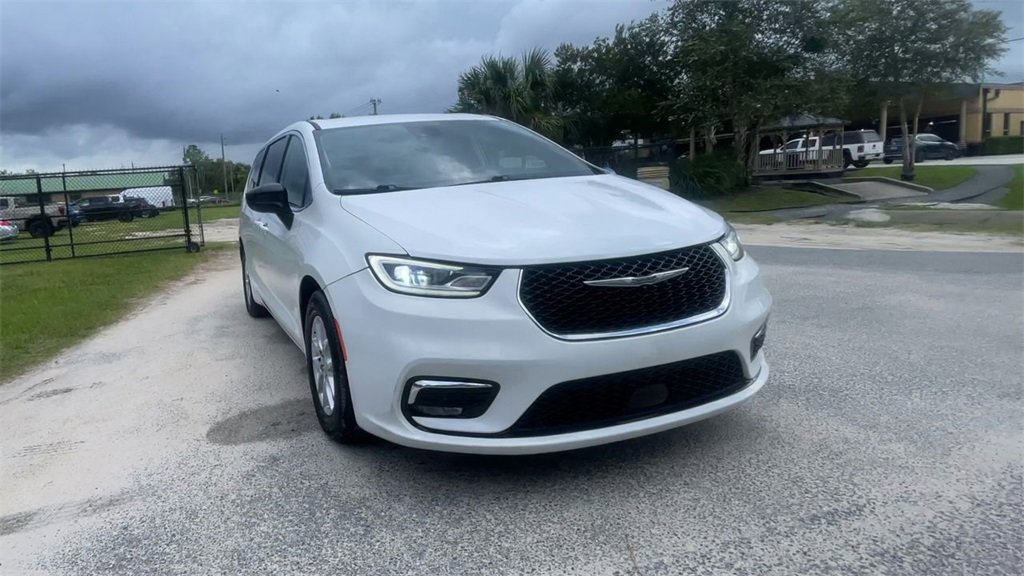2023 Chrysler Pacifica Touring L photo 2