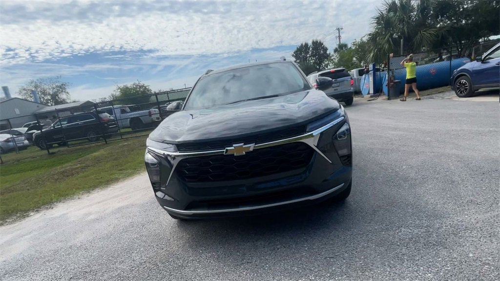 2025 Chevrolet Trax LT photo 3