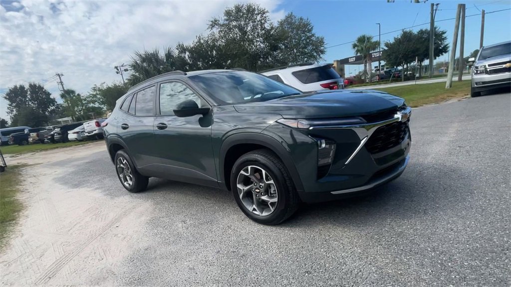 2025 Chevrolet Trax LT photo 2
