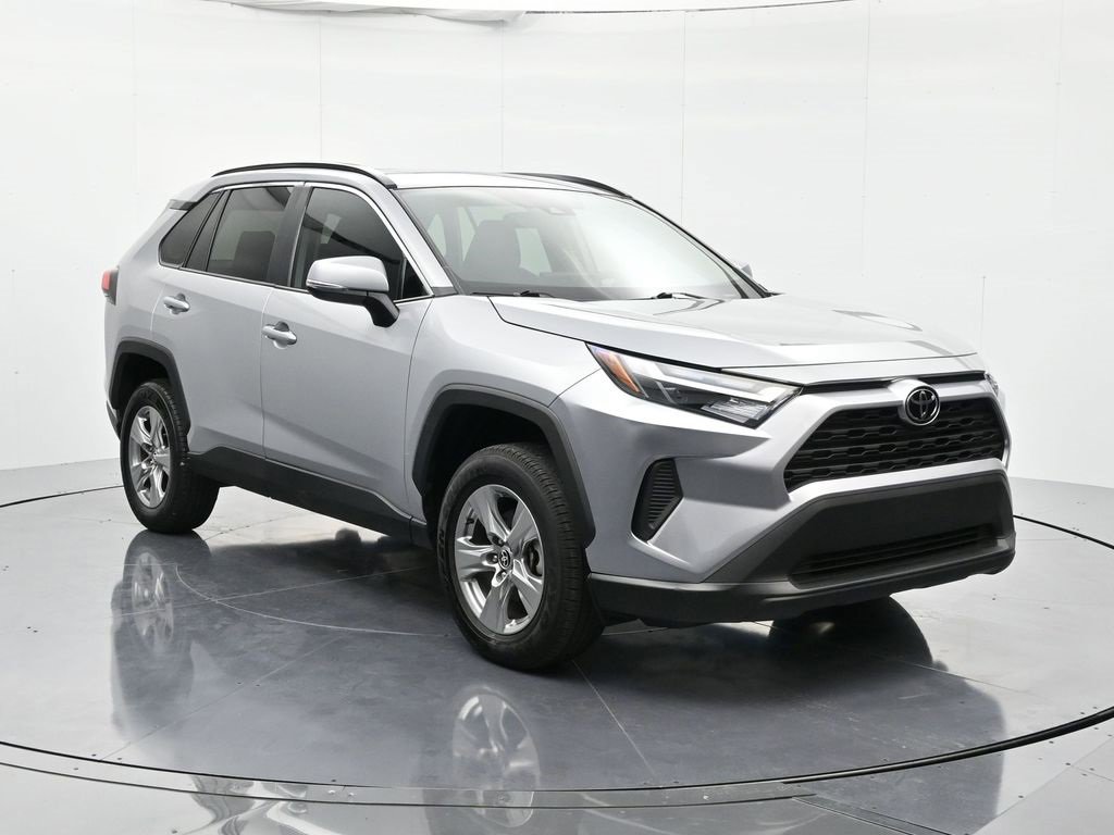 2025 Toyota RAV4 XLE photo 3