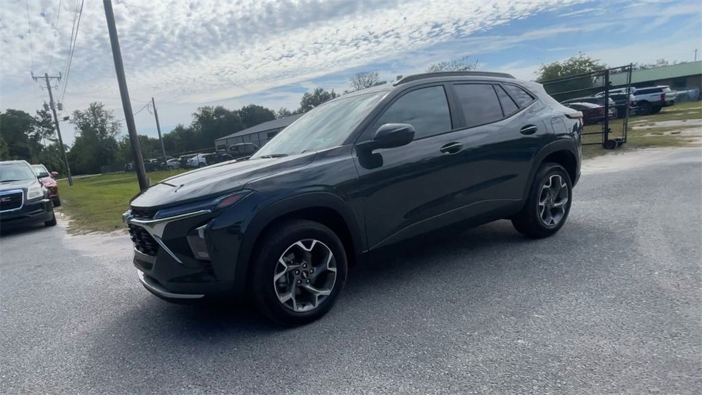 2025 Chevrolet Trax LT photo 4