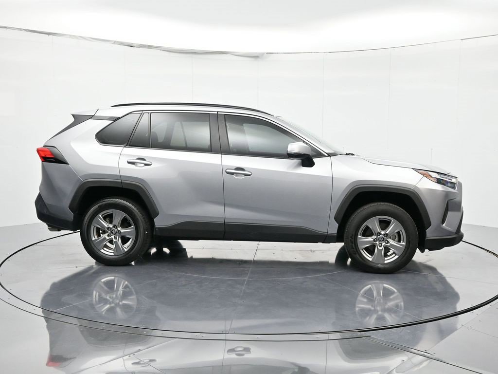 2025 Toyota RAV4 XLE photo 4