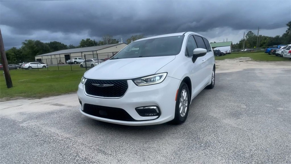 2023 Chrysler Pacifica Touring L photo 3