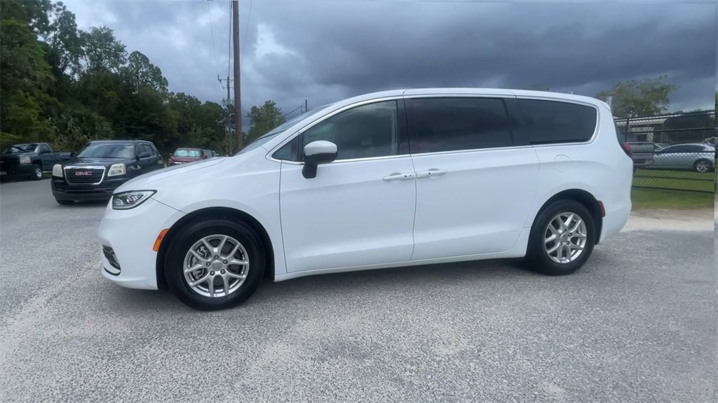 2023 Chrysler Pacifica Touring L photo 4