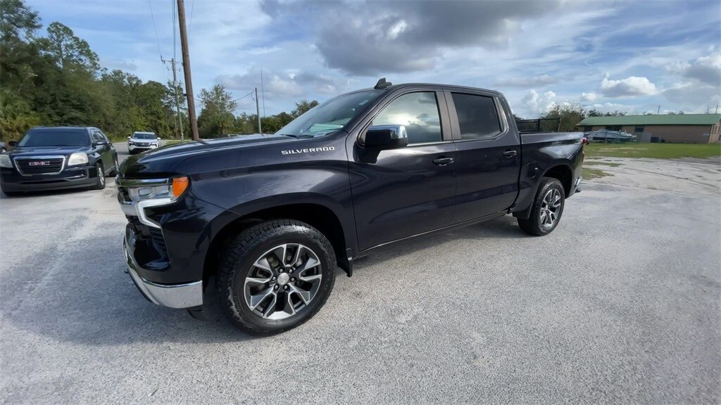 2023 Chevrolet Silverado 1500 LT photo 2