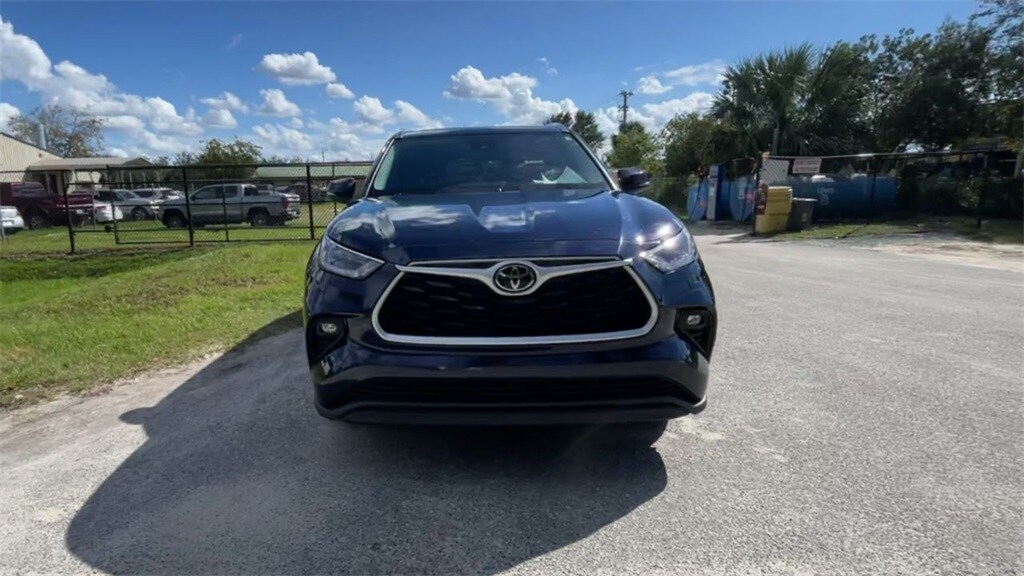 2021 Toyota Highlander XLE photo 3