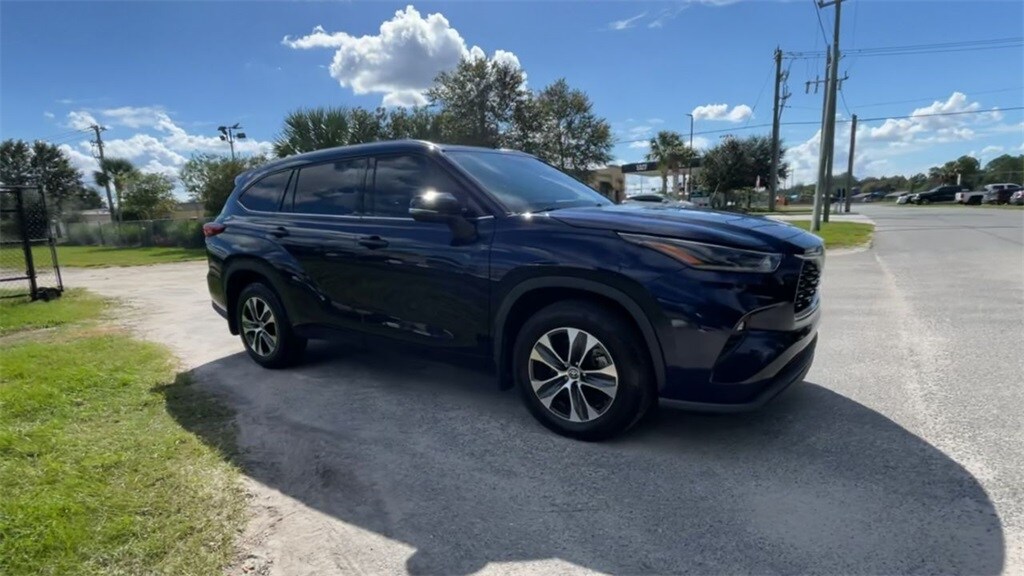 2021 Toyota Highlander XLE photo 2