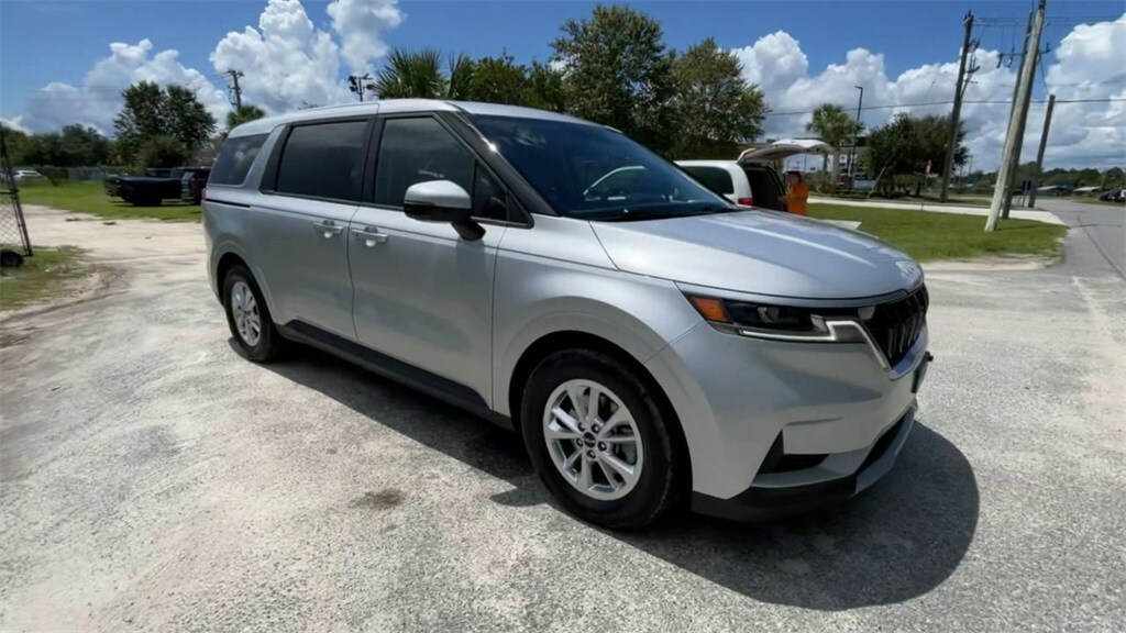 2023 Kia Carnival LX photo 2