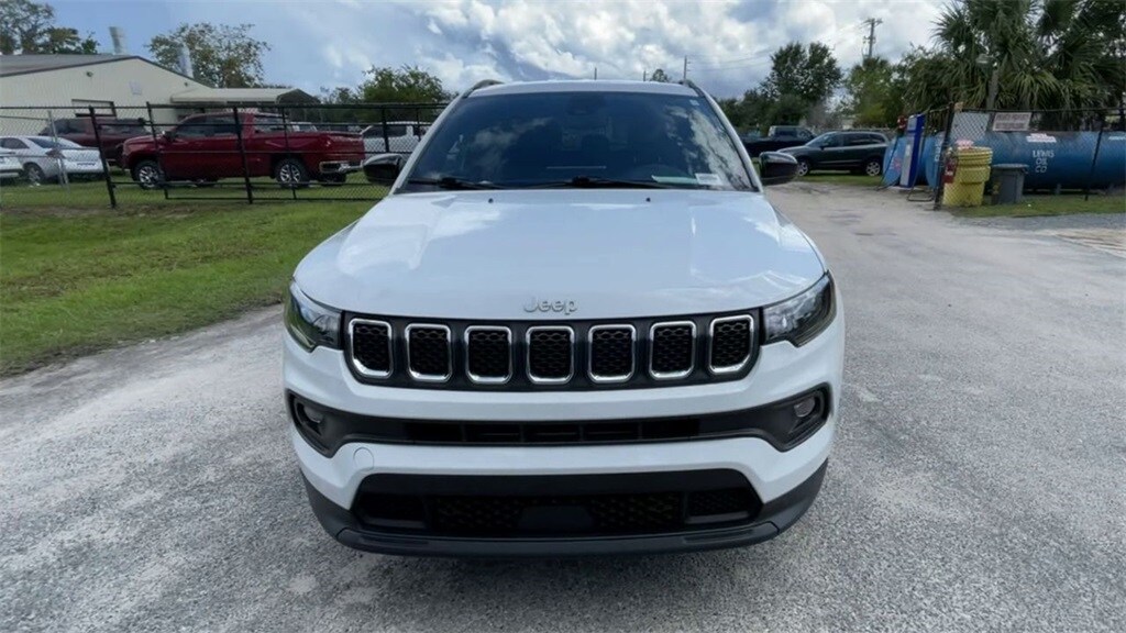 2023 Jeep Compass Latitude photo 3