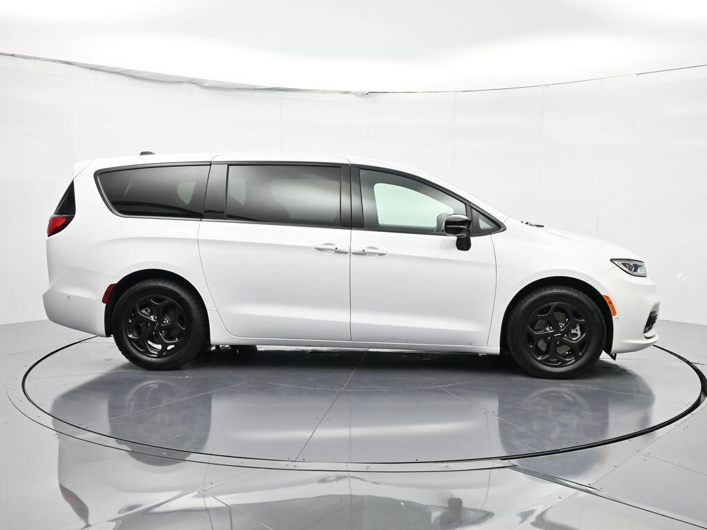 Used 2024 Chrysler Pacifica Hybrid Select Minivan/Van