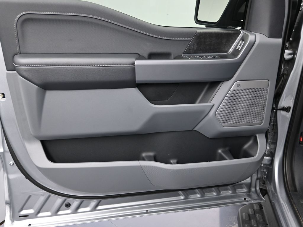 2025 Ford F-150 Lightning Flash - Photo 9