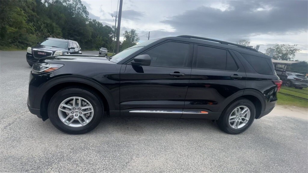 2025 Ford Explorer photo 3