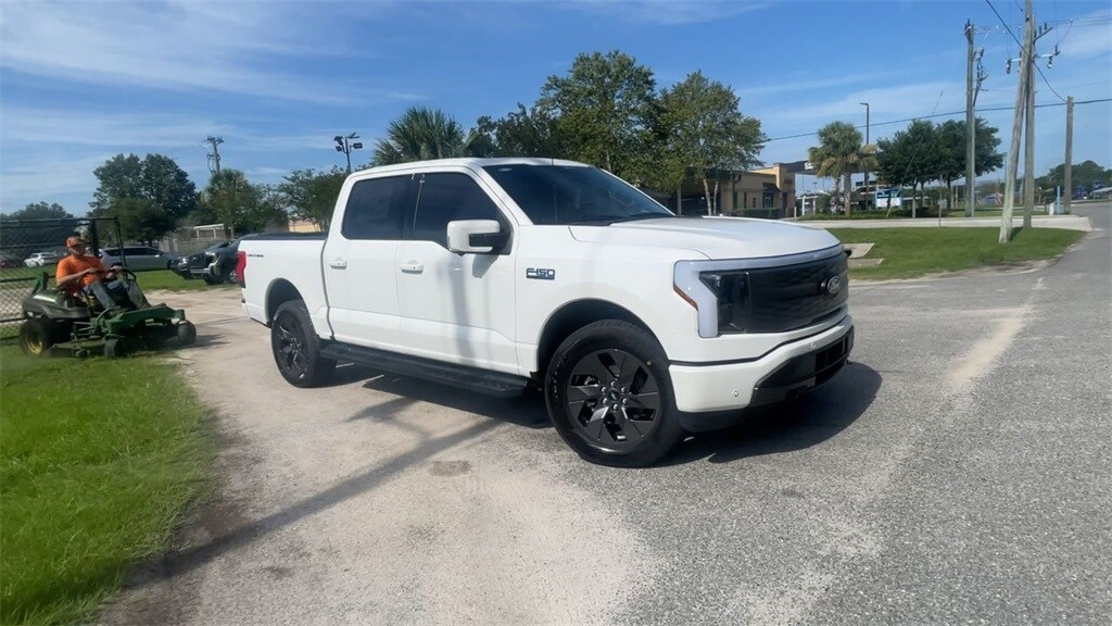 2025 Ford F-150 Lightning Lariat photo 2