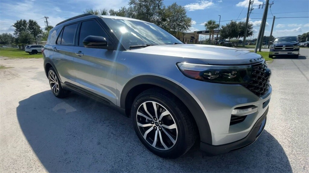 2022 Ford Explorer ST-Line photo 2