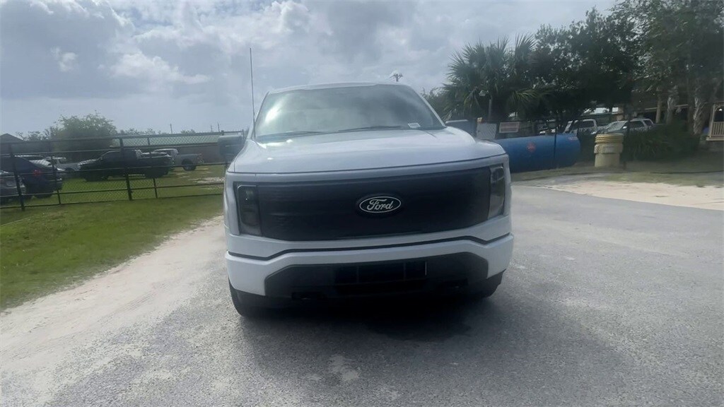 2025 Ford F-150 Lightning XLT photo 3