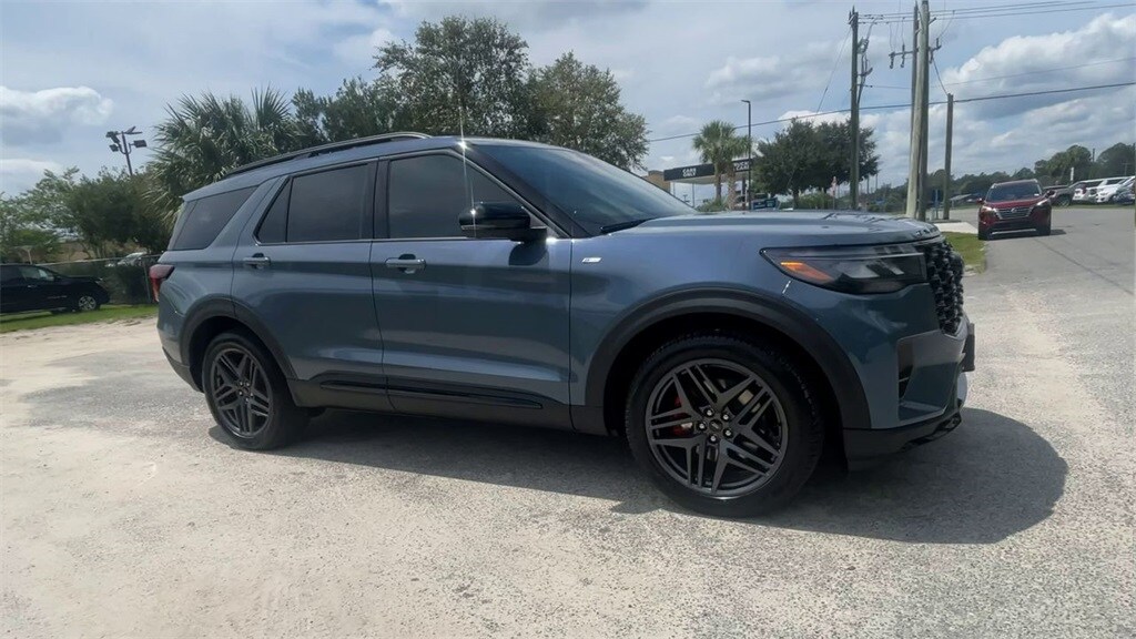 2025 Ford Explorer ST-Line photo 2