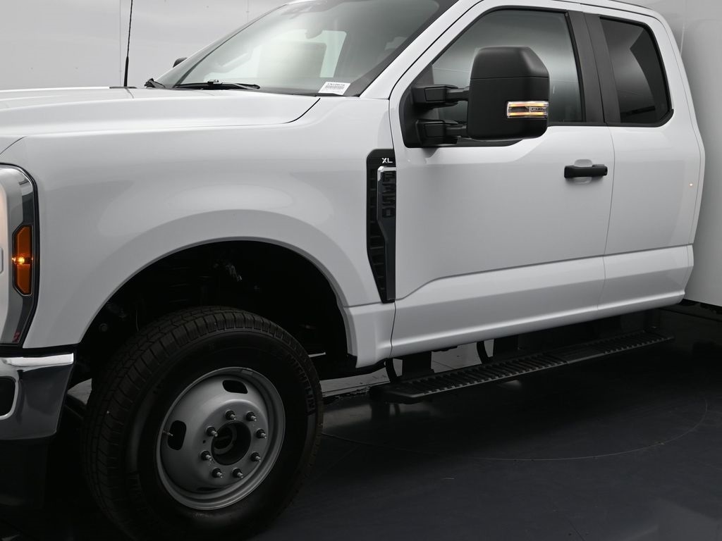 2025 Ford F-350 Super Duty Chassis Cab XL's photo